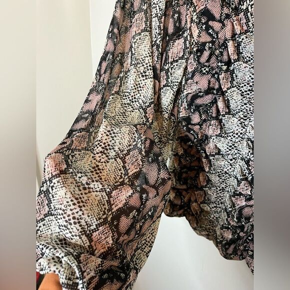 A Love Story Pink Snakeskin Pattern Off Shoulder Top Size Large - Picture 3 of 8